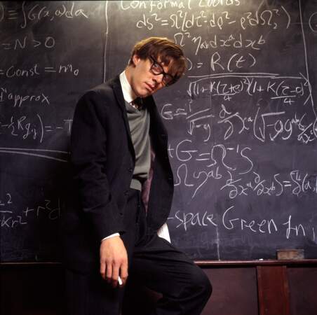 Look petites lunettes, en 2004, lorsque l'acteur joue Stephen Hawking dans le téléfilm Hawking 