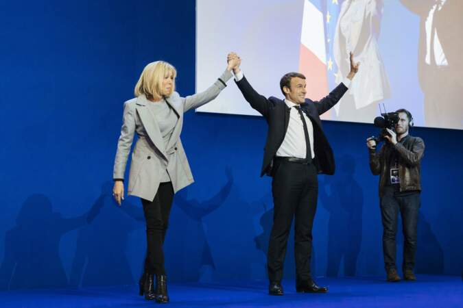 Brigitte Macron sur scène, omniprésente auprès de son mari