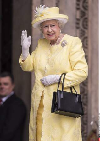 Elizabeth II, reine du salut royal !