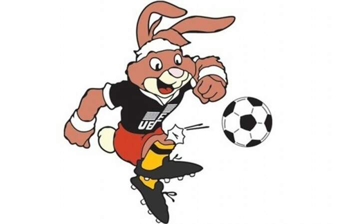 Bernie, le sympathique lapin allemand de 1988, shoote le ballon avec les genoux. Original.