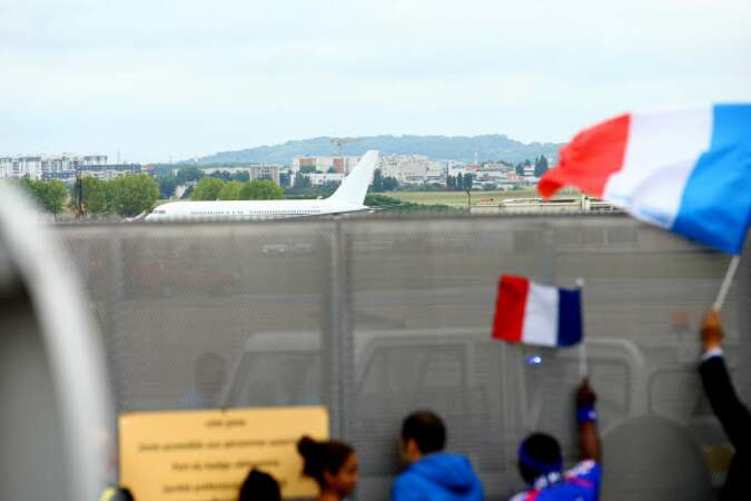 L'avion de l'équipe de France a atterri vers 12h30 à l'aéroport du Bourget hier