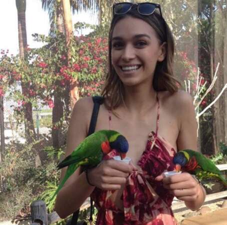 Au moins aussi rassurée que la top-model April Love Geary face à ces perroquets. 
