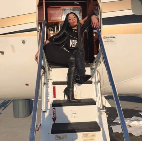 Nicki Minaj pose sur son jet privé, pendant que nous peinons à trouver une place pour nos jambes en classe éco 