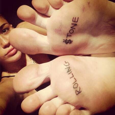 Après avoir fait la couverture de Rolling Stone, elle a décidé de se tatouer le nom du magazine sur les pieds. Aïe 