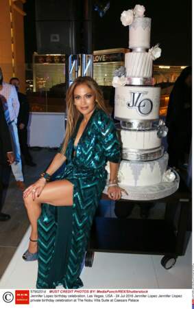 En juillet 2016, Jennifer Lopez est en robe kimono pour fêter ses 47 ans au Caesar Palace.