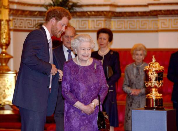 La reine Elisabeth et le prince Harry devant le trophée Webb Ellis