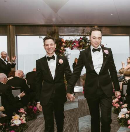 Félicitations à Jim Parsons de Big Bang Theory qui a profité de ses vacances pour se marier avec son compagnon ! 