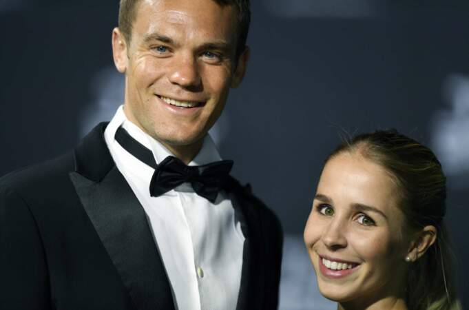 Le gardien Manuel Neuer, un des meilleurs joueurs de l'année, tout sourire avec sa copine Nina Weiss 