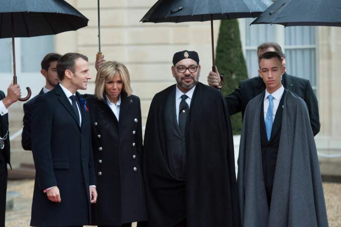 Le couple présidentiel accueille le roi du Maroc Mohammed VI et son fils Moulay à l'Elysée