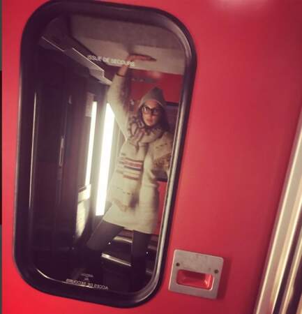 Sinon, Frédérique Bel a croisé son double dans la vitre du train.