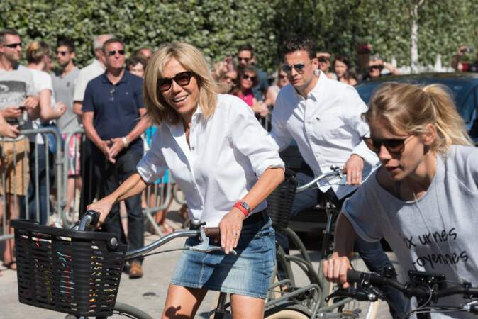 Au Touquet, Brigitte Macron s'offre une balade à vélo avec sa fille Tiphaine, le 17 juin