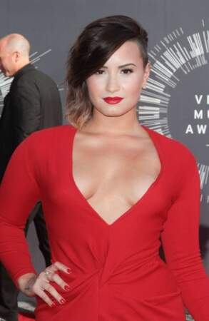 Demi Lovato ne jure que par le rouge.