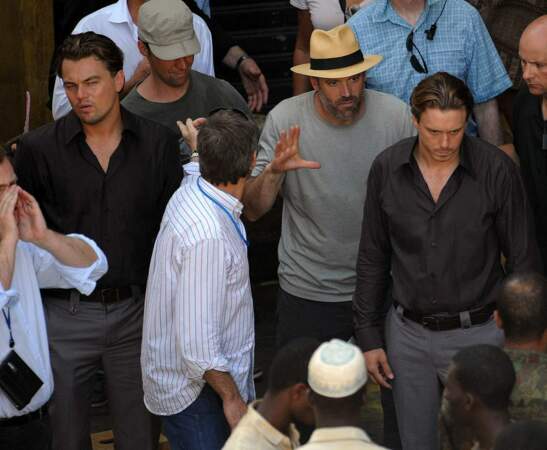 Cheveux brossés, petit bouc et poils de torse, on y est presque pour Leonardo DiCaprio et sa doublure