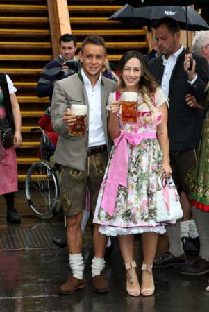 Le joueur brésilien naturalisé allemand Rafinha et sa femme, la ravissante Carolina Santana.
