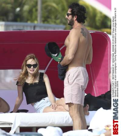 Même pause détente pour Heather Graham et son compagnon Tommy Alastra qui se relaxaient sur une plage de Miami