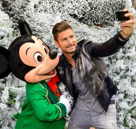 Il n'est pas le seul : Olivier Giroud retrouve aussi son âme d'enfant avec Mickey Mouse