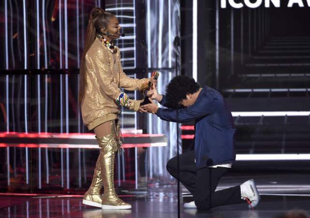 Bruno Mars s'est prosterné devant Janet Jackson