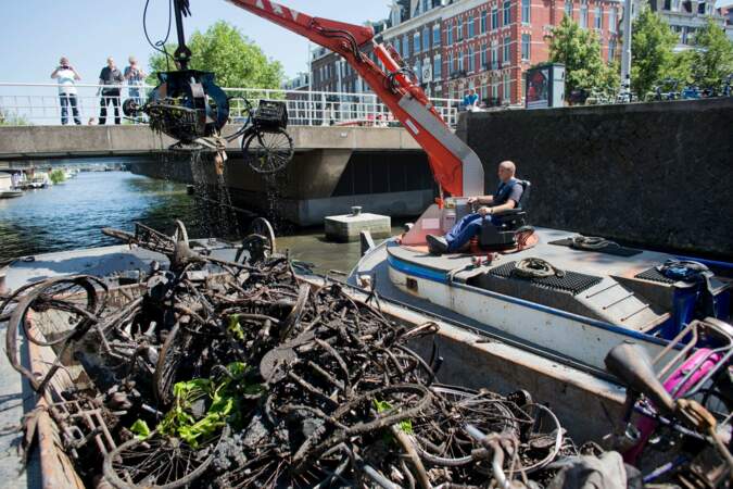 Et toi, tu veux faire quoi dans la vie ? Enlever les carcasses de vélos rouillés dans les cours d'eau à Amsterdam