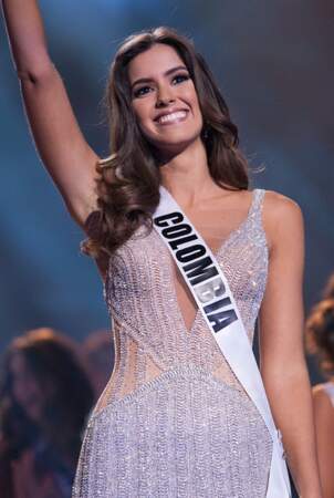 Miss Colombie, tout juste élue, salue la foule ! 