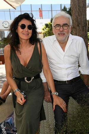 Pascal Praud et son épouse parcourent les allées de Roland-Garros