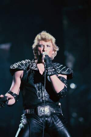 1982 : Johnny ose l'oeil "smocky" et la tenue empruntée au groupe KISS
