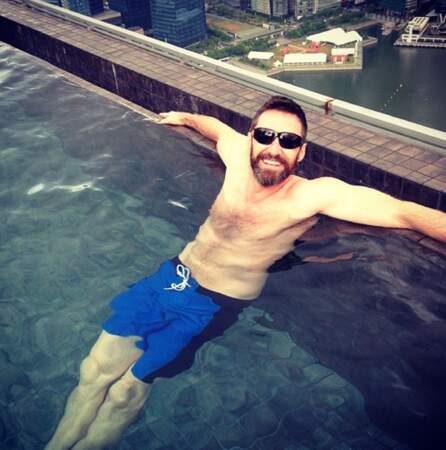 Hugh Jackman, lui, se la coule douce dans sa piscine à Singapour  