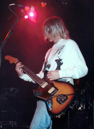 Derrière ces cheveux : le gaucher Kurt Cobain.