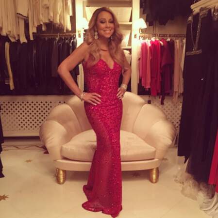 Et on valide cette robe de spectacle de Mariah Carey, qui conviendrait parfaitement pour le 24 décembre, non ? 