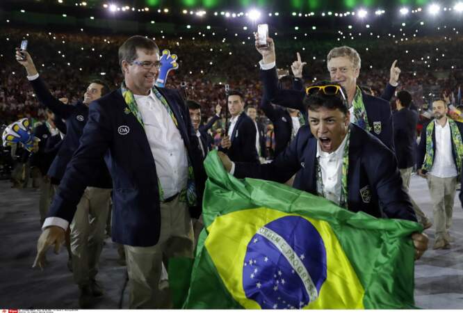 L'équipe du Brésil entre en scène devant son public