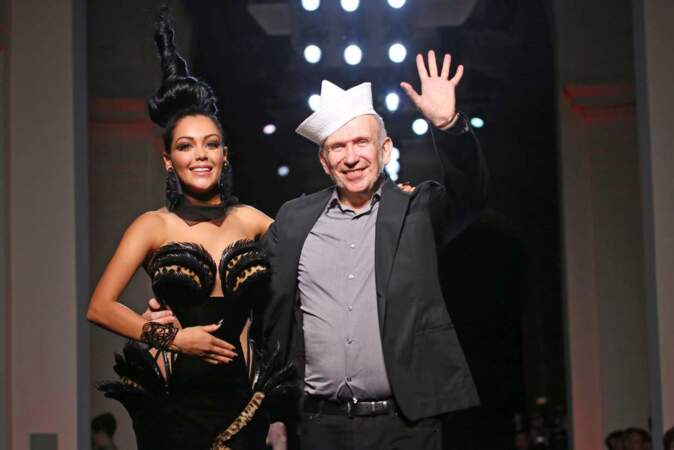 Magnifique chapeau ! En 2013, le facétieux couturier n'hésite pas à inviter la vedette de télé-réalité Nabilla