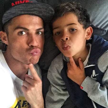 Petit cours de duckface pour Cristiano Ronaldo Junior. 