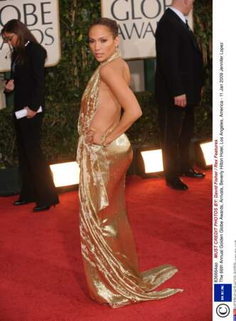 De face comme de dos, Jennifer Lopez possèdent des formes généreuses et harmonieuses qu'elle sait mettre en valeur.