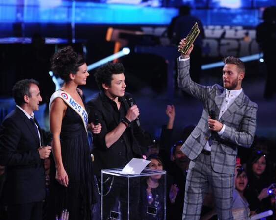 Miss France a remis un trophée à M Pokora, artiste le plus récompensé de l'histoire des NRJ Music Awards.