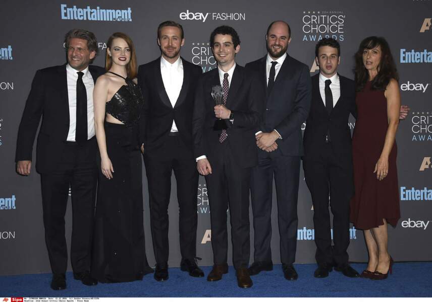 Autour du réalisateur Damien Chazelle, l'équipe de La La Land, élu meilleur film de l'année