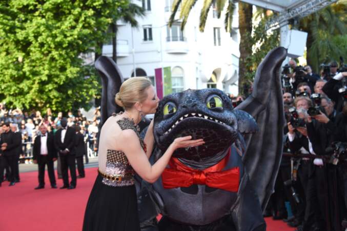 Cate Blanchett n'a pas pu s'empêcher d'embrasser son dragon préféré. 