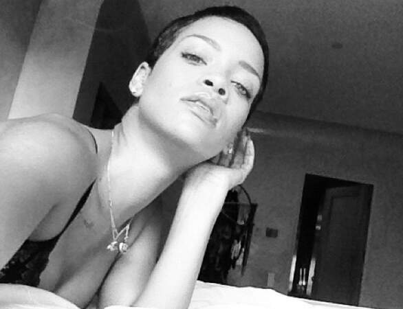 Rihanna, en pleine séance de travail (de son propre aveu). Ca bosse dur. 