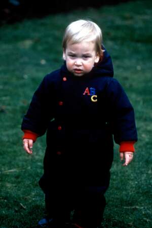 Le petit prince (18 mois) profite du jardin de Kensington Palace