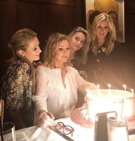Et Paris Jackson a tranquillement squatté le dîner d'anniversaire de Kathy Hilton, maman de Paris et Nicky. 