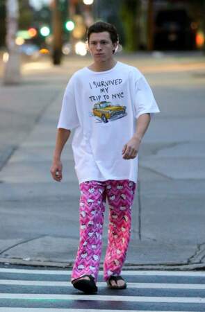 ... Et sort avec son pyjama Hello Kitty dans la rue !