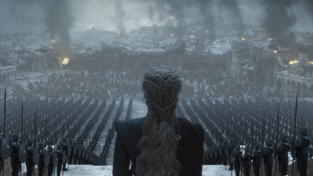 À la tête de son armée, Daenerys contemple la ville qu'elle a détruite et sur laquelle elle compte régner