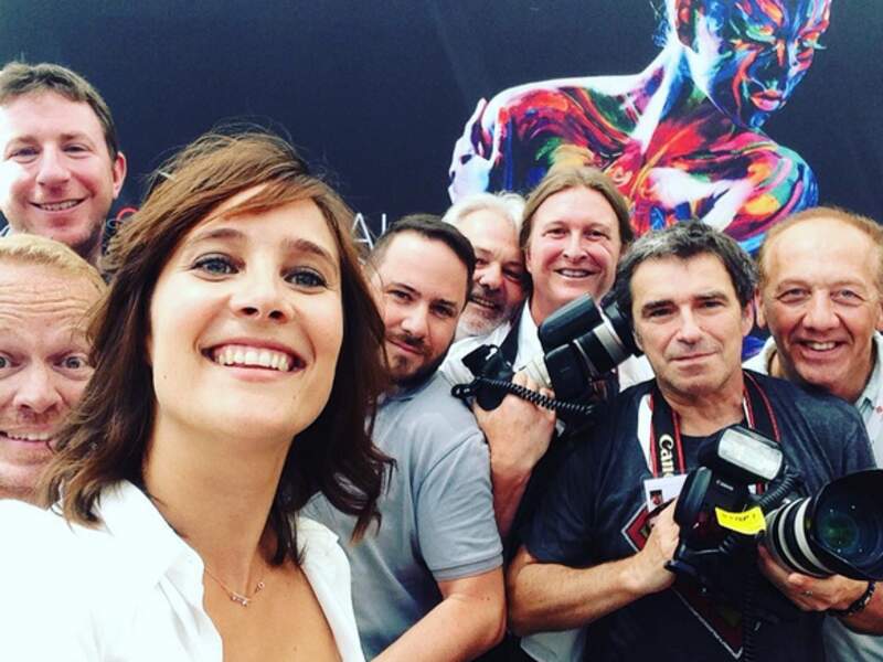 Julie de Bona s'offre un selfie avec les photographes