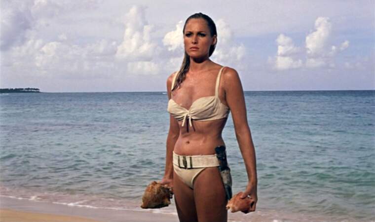 Culte, le bikini d'Ursula Andress dans James Bond 007 contre Dr. No (1962) a été vendu 68 600 € en mars 2001.