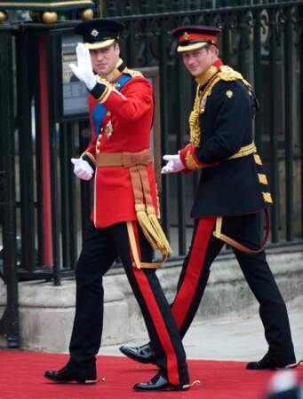 Le 29 avril 2011, William, futur marié, arrive à l'Abbaye de Westminster en compagnie de son frère Harry