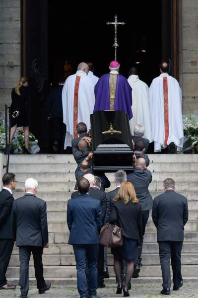 Le cercueil de Mireille Darc est porté dans l'église Saint-Sulpice