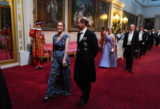 Le prince Edouard, dernier de la fratrie Windsor, se dirige vers le banquet