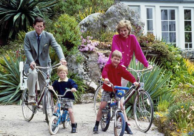 William a 7 ans, son petit frère Harry en a 5, la famille est sur l'ile de Tresco en Cornouailles en juin 1989