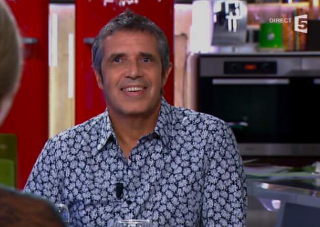 Flop : Julien Clerc, la chemise à imprimé fleurs, c'est sa préférence à lui (C à vous)