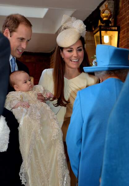 Le prince George et ses parents le duc et la duchesse de Cambridge pour son baptême.