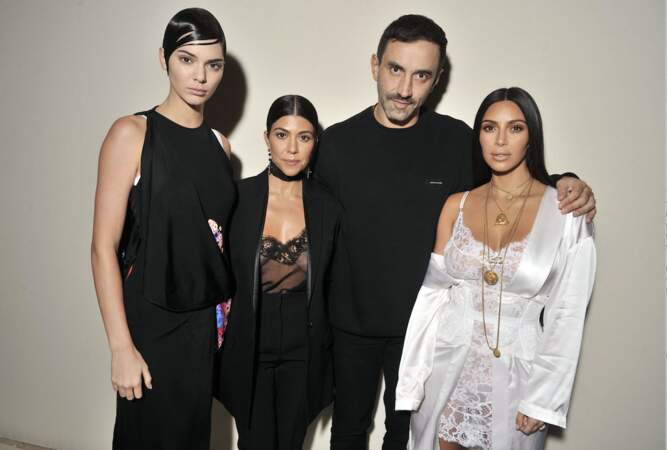 Avec Kendall Jenner, Kourtney et Ricardo Tisci, directeur artistique de la maison Givenchy
