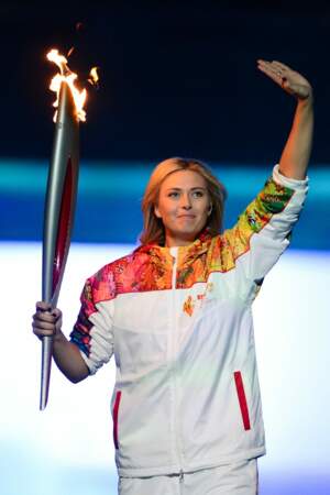 La jolie tenniswoman Maria Sharapova a illuminé le stade avec la flamme